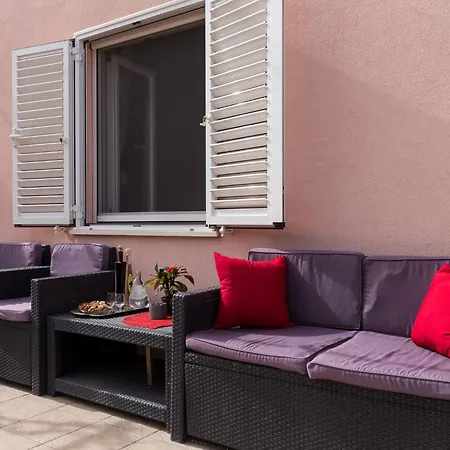 Ani - Two Bedroom With Terrace And Garden View Appartement Banići