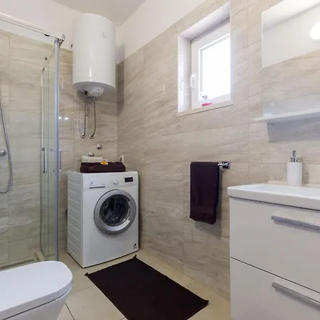 Ani - Two Bedroom With Terrace And Garden View Banići