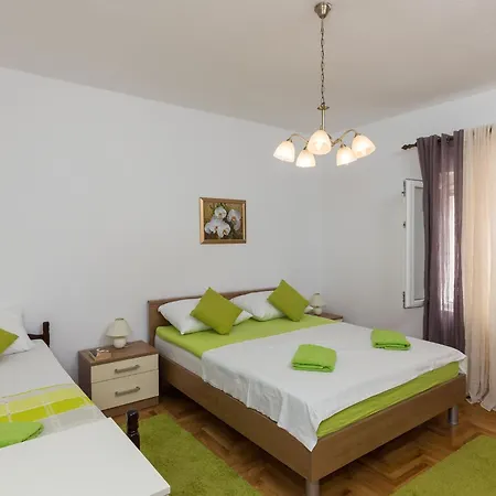 Ani - Two Bedroom With Terrace And Garden View Banići