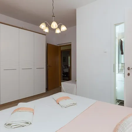 Ani - Two Bedroom With Terrace And Garden View