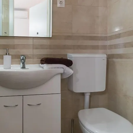 Ani - Two Bedroom With Terrace And Garden View Apartment