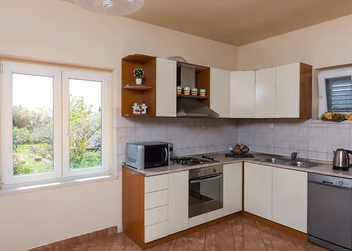 Ani - Two Bedroom With Terrace And Garden View * Banići