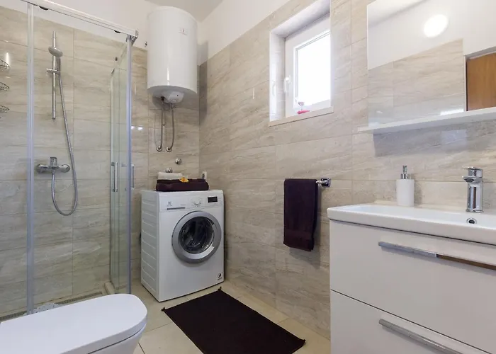 Ani - Two Bedroom With Terrace And Garden View Banići