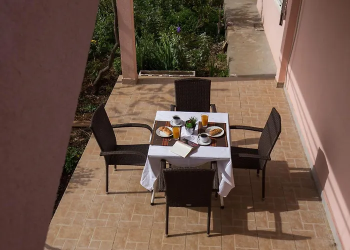 Ani - Two Bedroom With Terrace And Garden View Banići